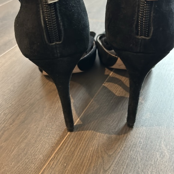 Louise et Cie Suede Peep Toe Ruffle Stiletto Zipper Heels Black Women Size 9.5 - Picture 6 of 16